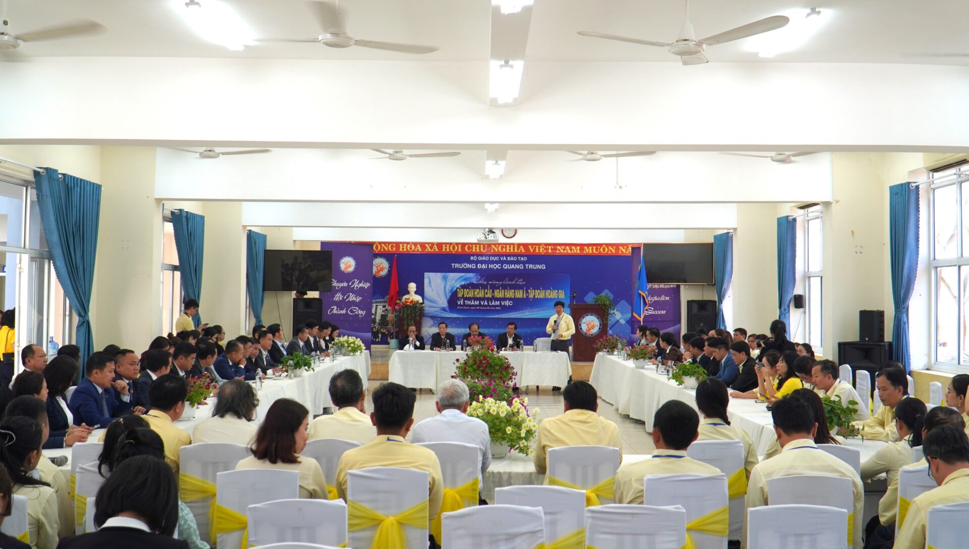 Tập đoàn Hoàn Cầu, tập đoàn Hoàng Gia, Ngân hàng Nam Á
