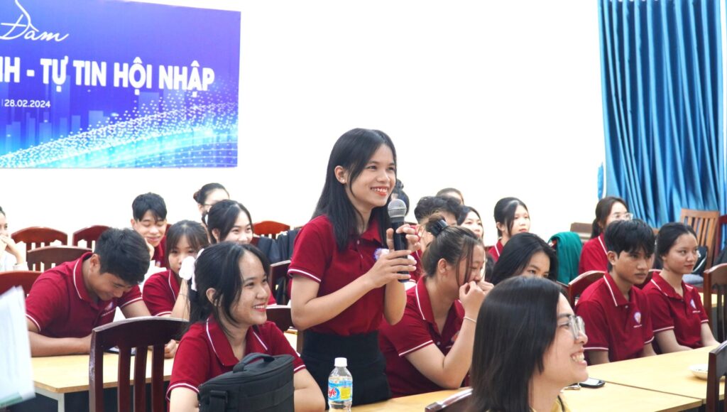 tọa đàm, tiếng Anh giao tiếp, tự tin, trường ĐH Quang Trung