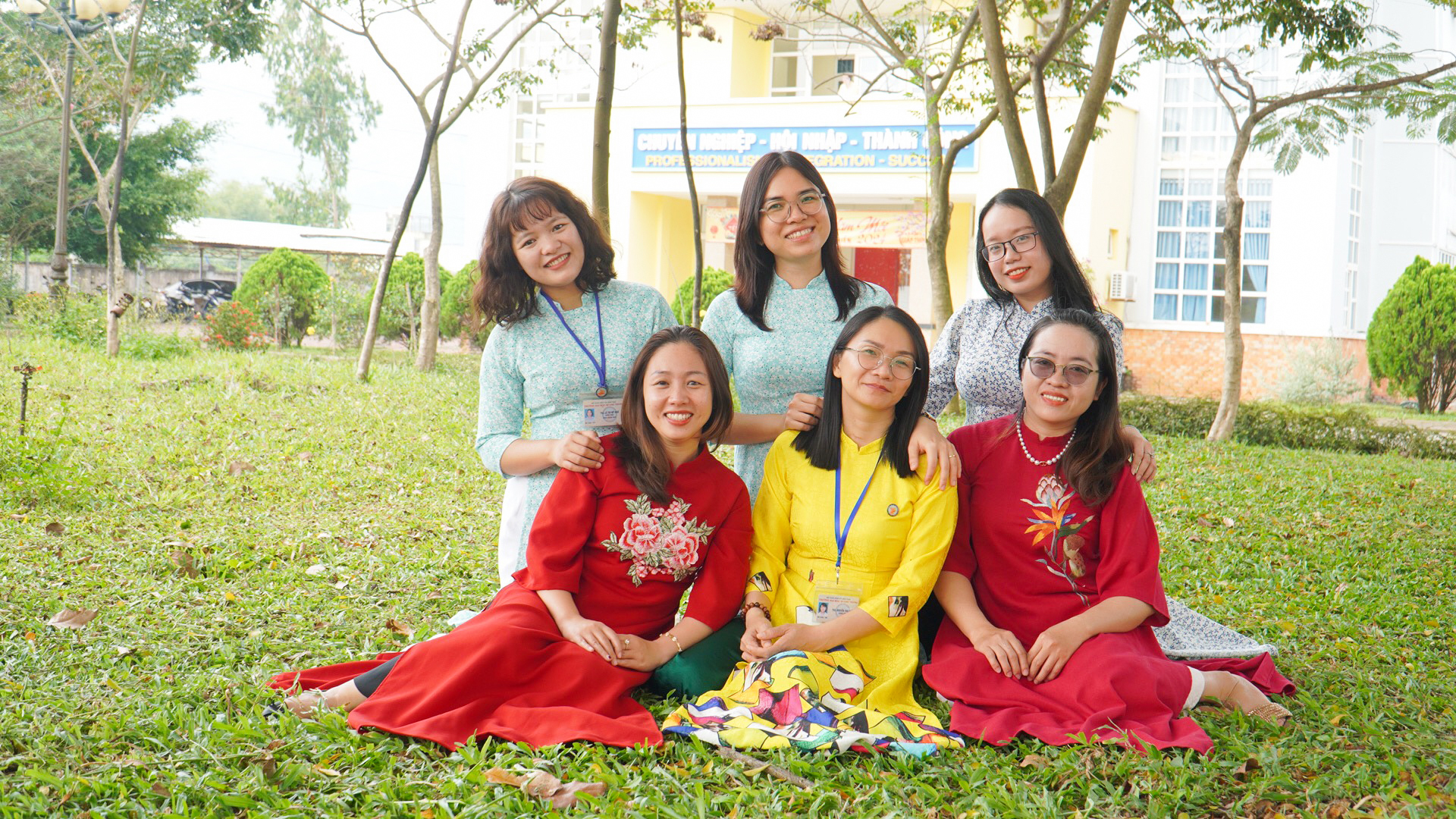 Áo dài - Tinh hoa vẻ đẹp người phụ nữ Việt Nam 6 z5228655262028 7dd7e1a5d745975ab1a83e896416394e