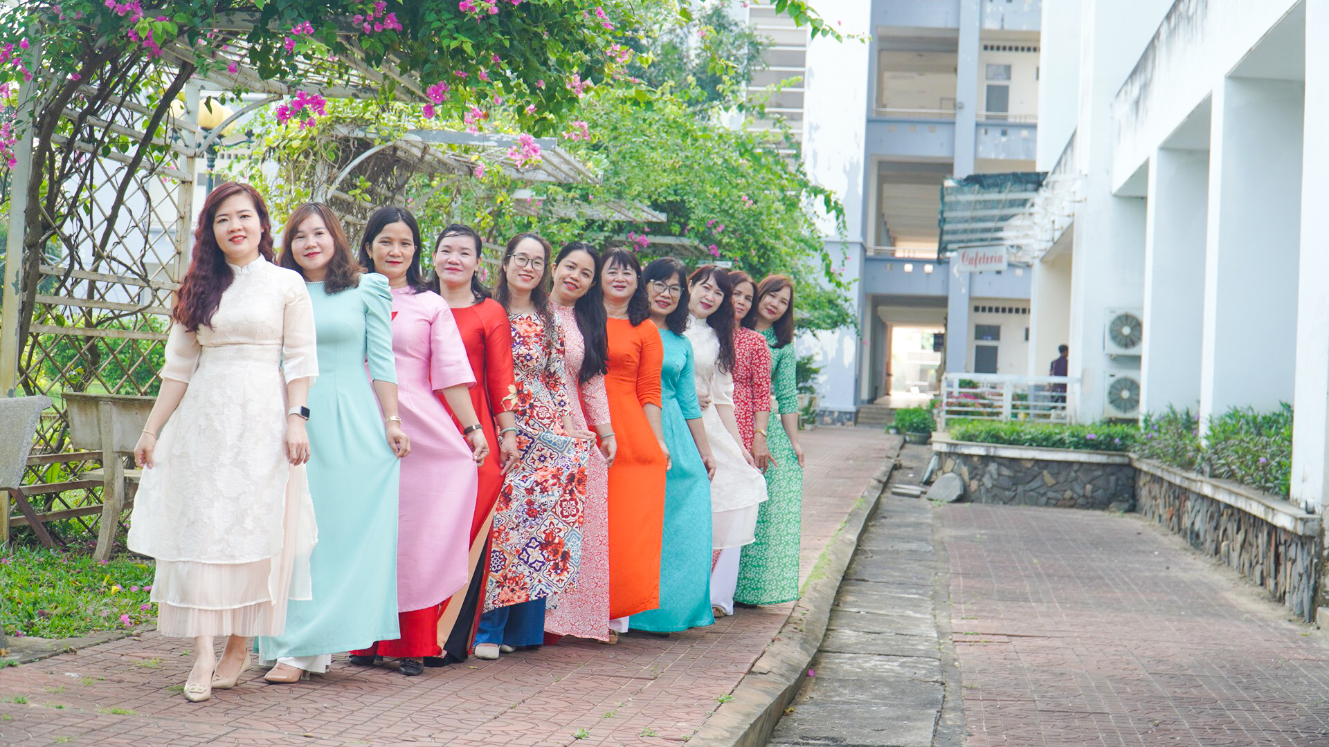 Áo dài - Tinh hoa vẻ đẹp người phụ nữ Việt Nam 4 z5228662931418 2de48bf6d6ffea8fe8130bbee49f9295 1