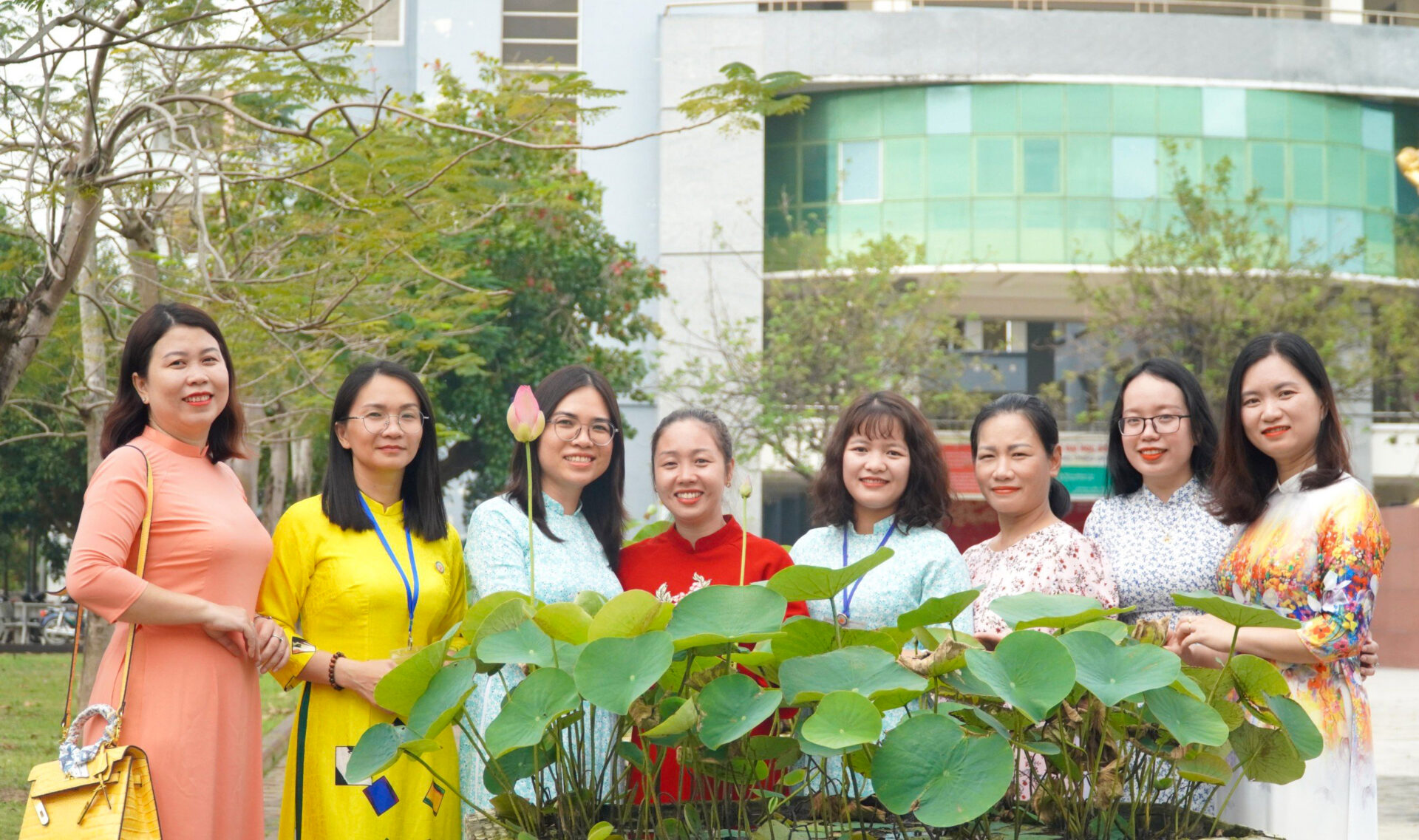 Áo dài - Tinh hoa vẻ đẹp người phụ nữ Việt Nam 2 z5228684534635 9bf4faeeabcb66f2bcb7eb5d33ab9a90