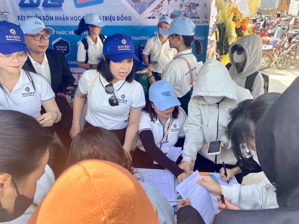 tư vấn mùa thi, tư vấn tuyển sinh, báo thanh niên, Trường Đại học Quang Trung, xét tuyển sớm