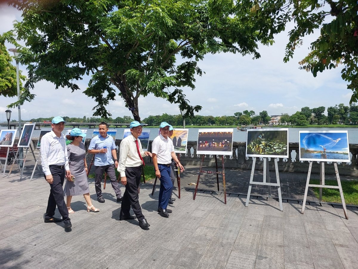 trưng bày ảnh du lịch