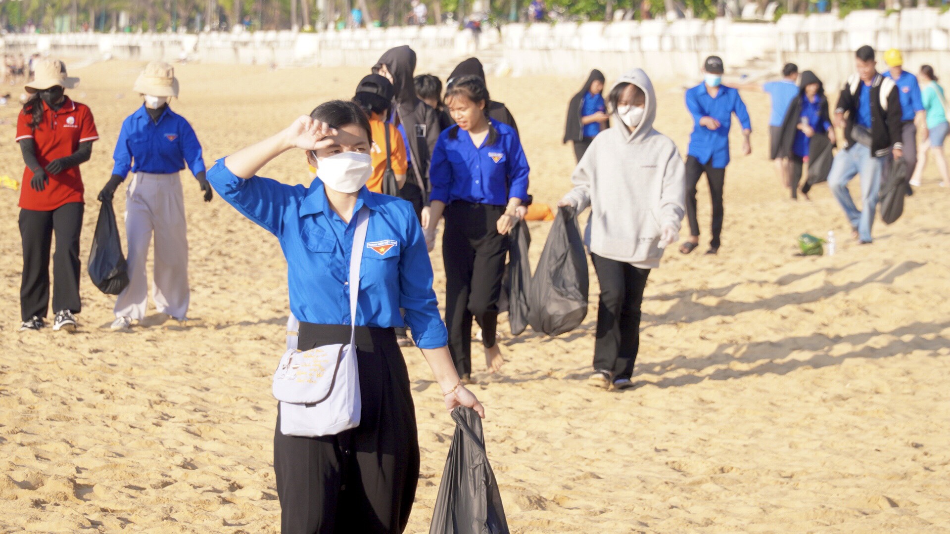 Chương trình "Ngày Chủ nhật xanh lần thứ II" chung tay làm sạch bãi biển Quy Nhơn 5 z5477345083566 ff2467d153c902947824f5e230870dca