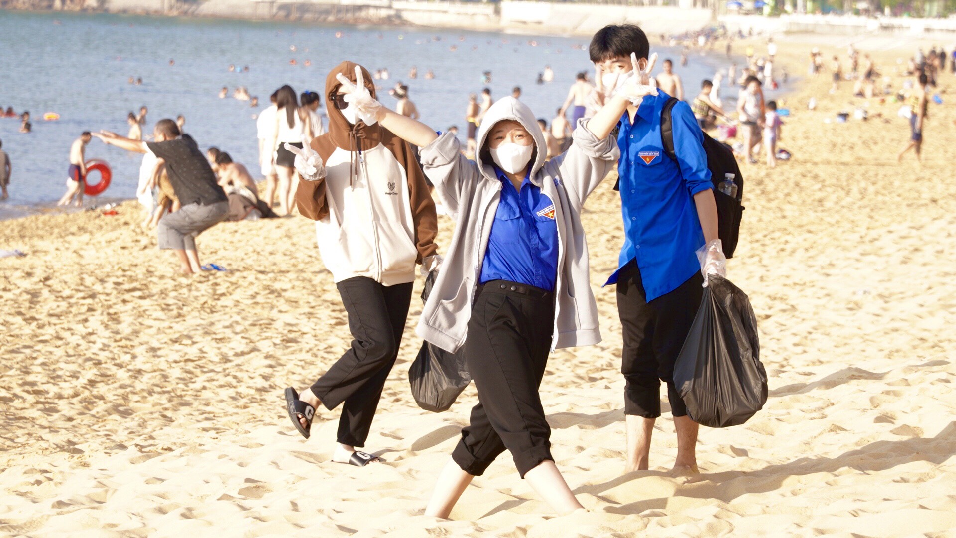 Chương trình "Ngày Chủ nhật xanh lần thứ II" chung tay làm sạch bãi biển Quy Nhơn 6 z5477345086885 82ce682b65caa136e7cc89879dd39dc2