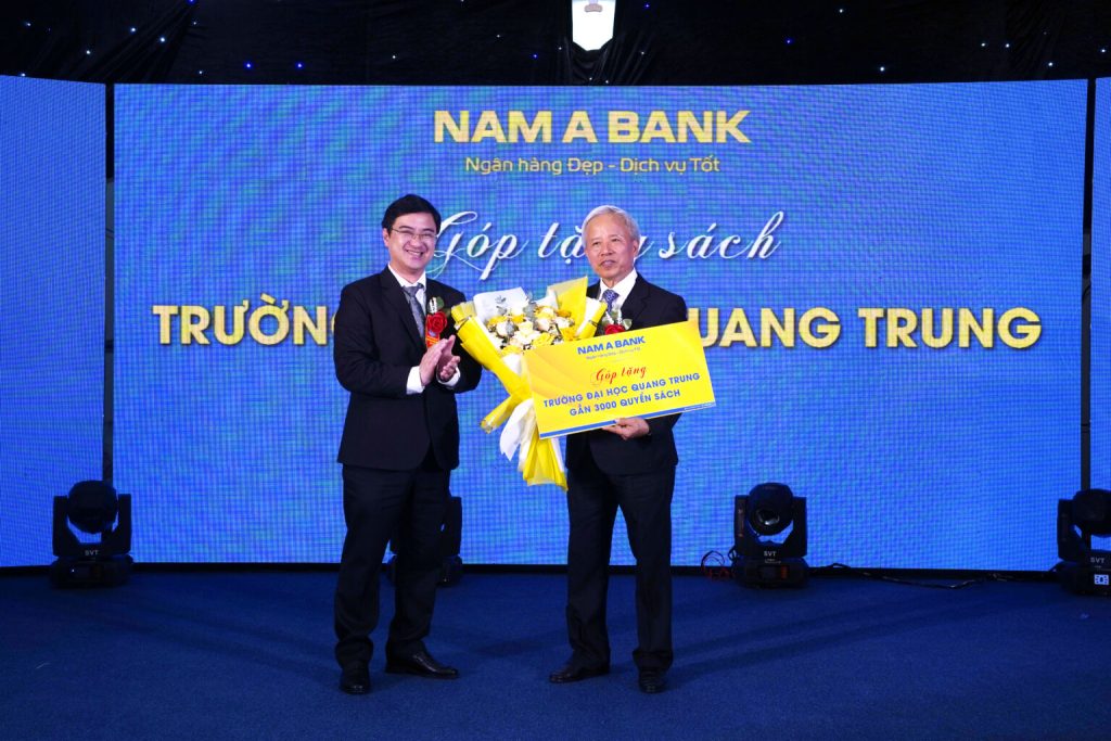 Nam A Bank tang sach cho QTU