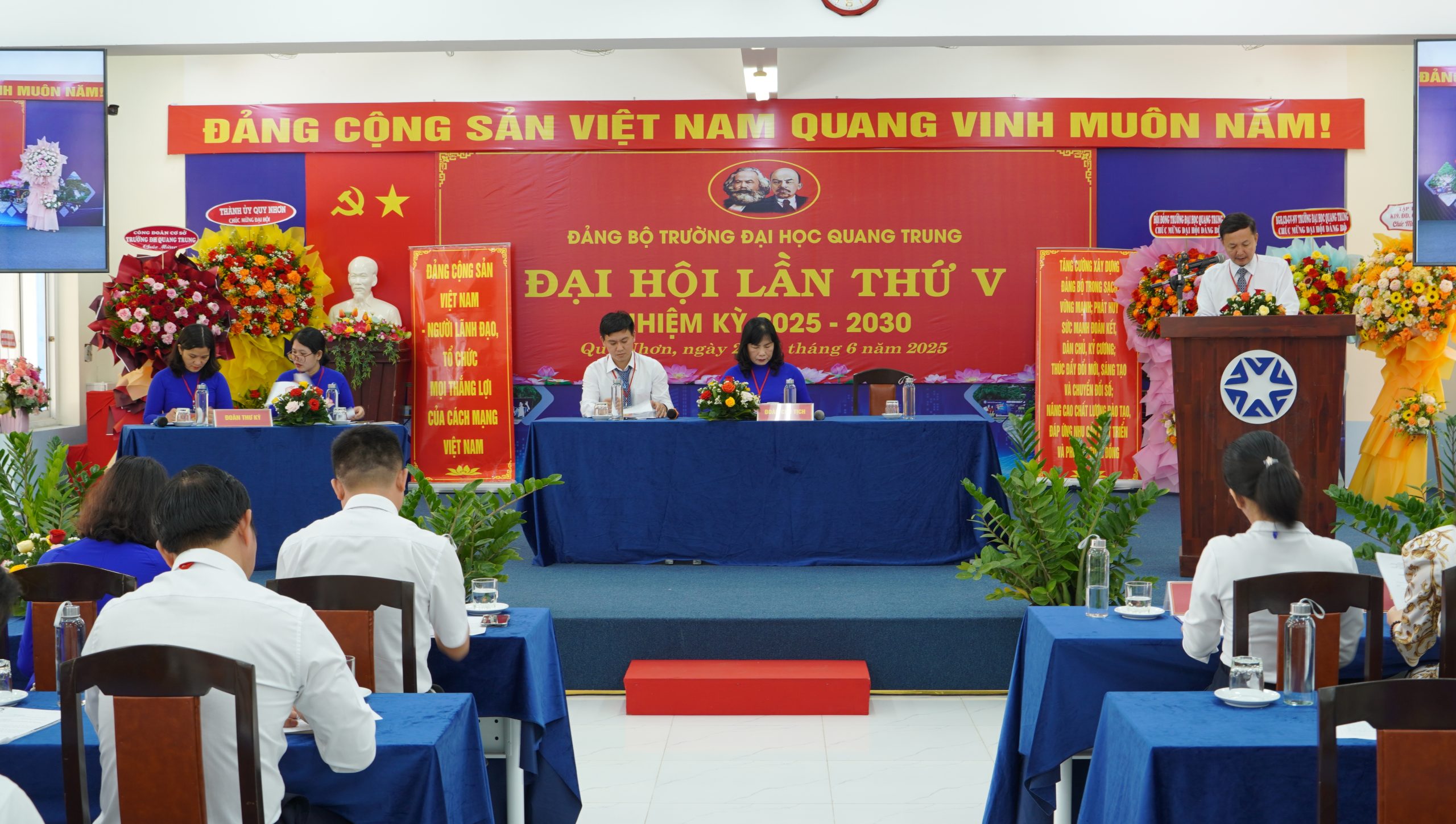 Phát huy trí tuệ, đoàn kết – Đại hội Đảng bộ Trường Đại học Quang Trung lần thứ V thành công rực rỡ, mở ra chặng đường phát triển mới 1 Đại hội Đảng bộ 2025