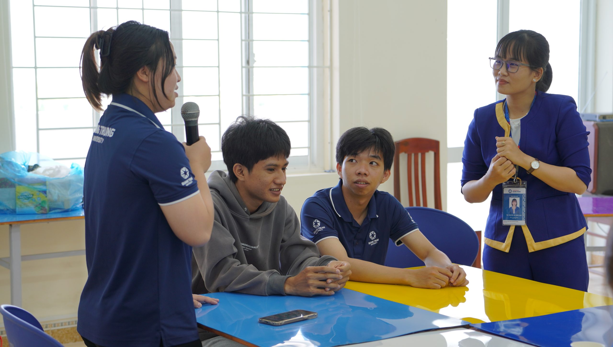 Một tiết học ngoại ngữ ở Trường Đại học Quang Trung sẽ như thế nào? 3 Sinh Hoạt Clb Tiếng Anh 28_11