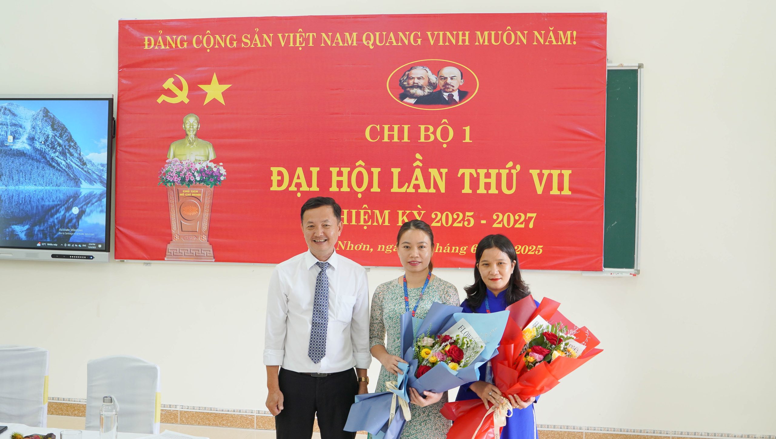 Thành công đại hội các chi bộ – Nền tảng cho đại hội Đảng bộ Trường Đại học Quang Trung nhiệm kỳ 2025–2030 3 dai hoi chi bo 2025