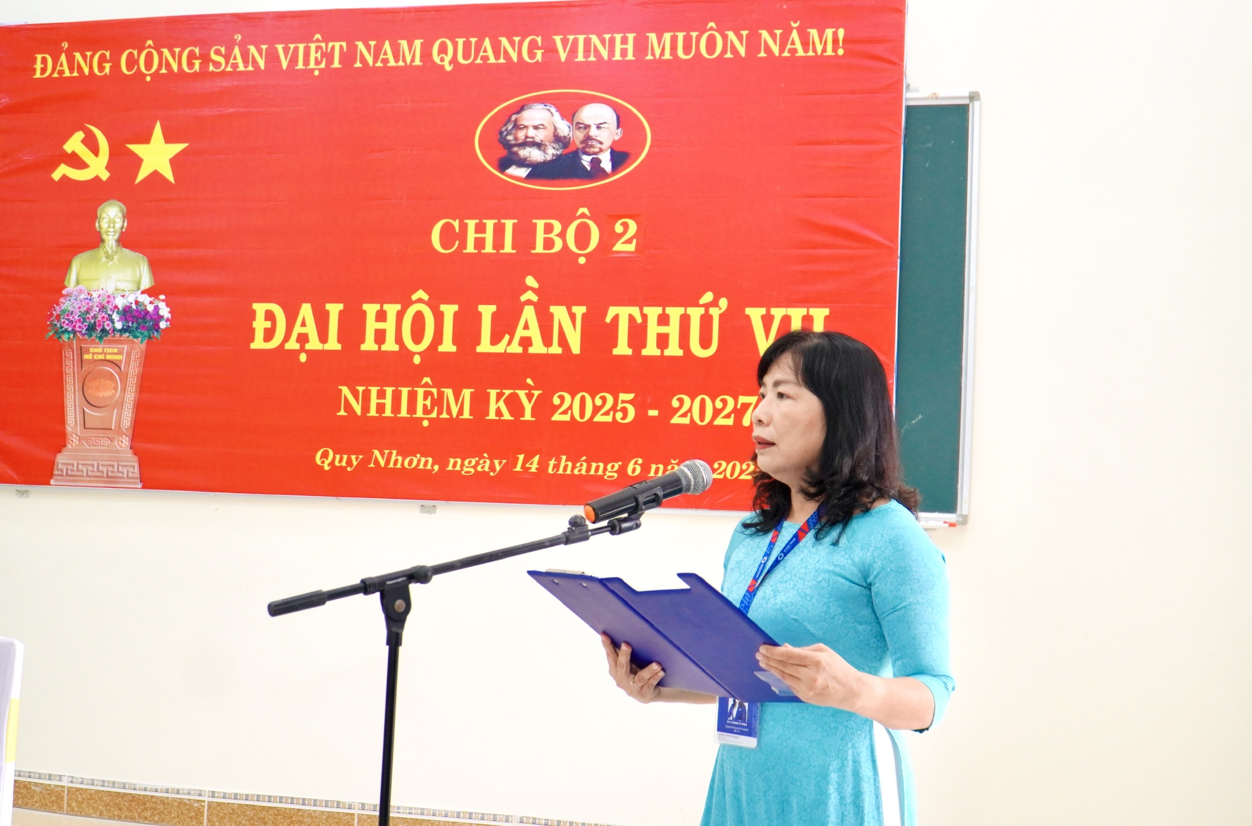 Thành công đại hội các chi bộ – Nền tảng cho đại hội Đảng bộ Trường Đại học Quang Trung nhiệm kỳ 2025–2030 1 dai hoi chi bo 2025