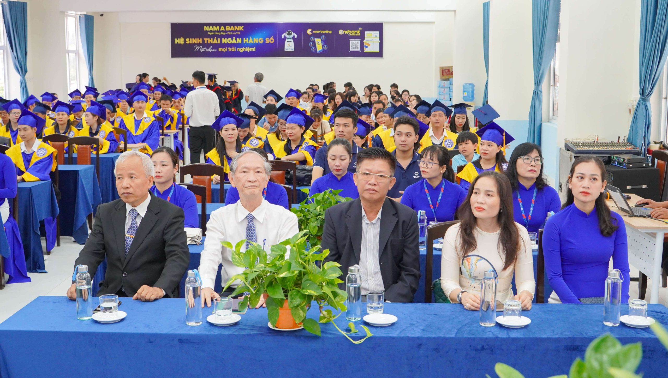 Lễ tốt nghiệp tại Trường Đại học Quang Trung 3 Dsc04984