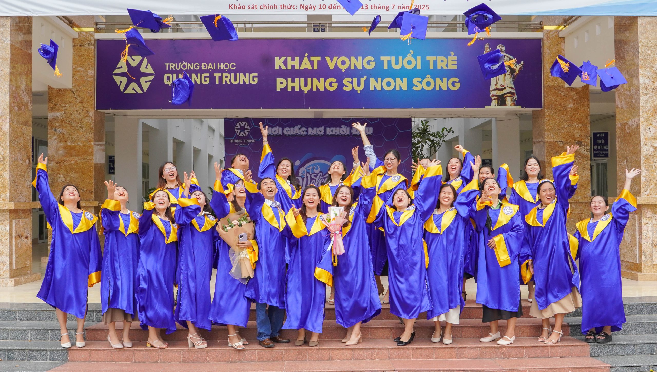 Lễ tốt nghiệp tại Trường Đại học Quang Trung