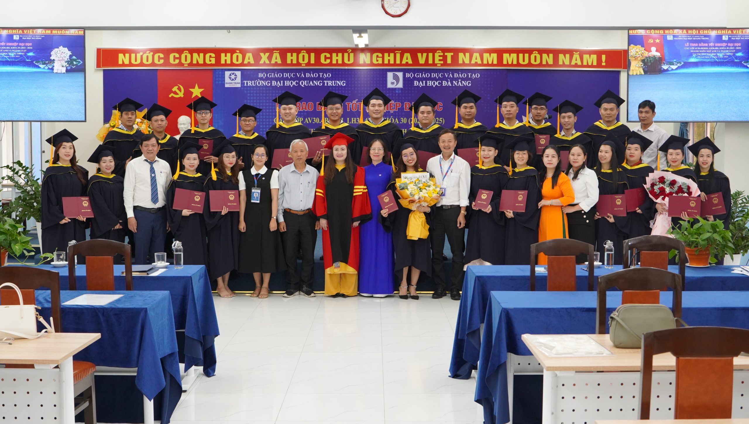 Tân cử nhân Ngôn ngữ Anh và Luật nhận bằng tốt nghiệp chương trình đào tạo từ xa