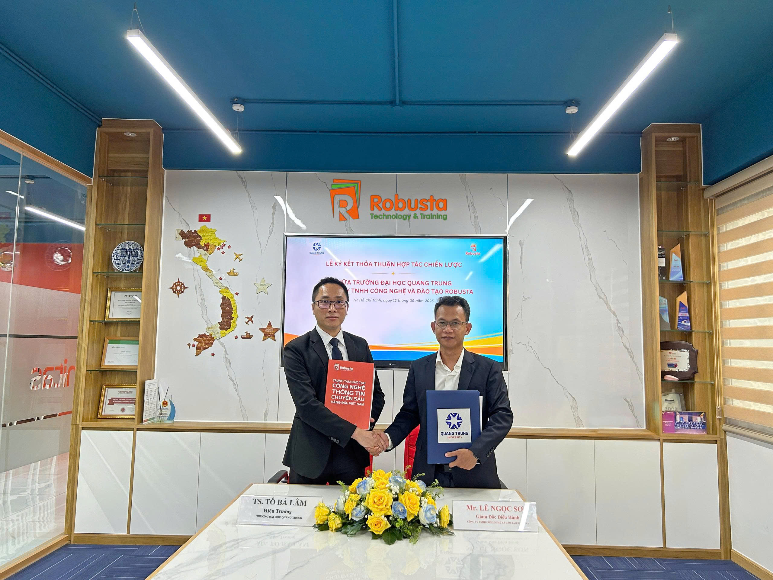 Trường Đại học Quang Trung ký kết hợp tác chiến lược toàn diện với Công ty TNHH Công nghệ và Đào tạo Robusta