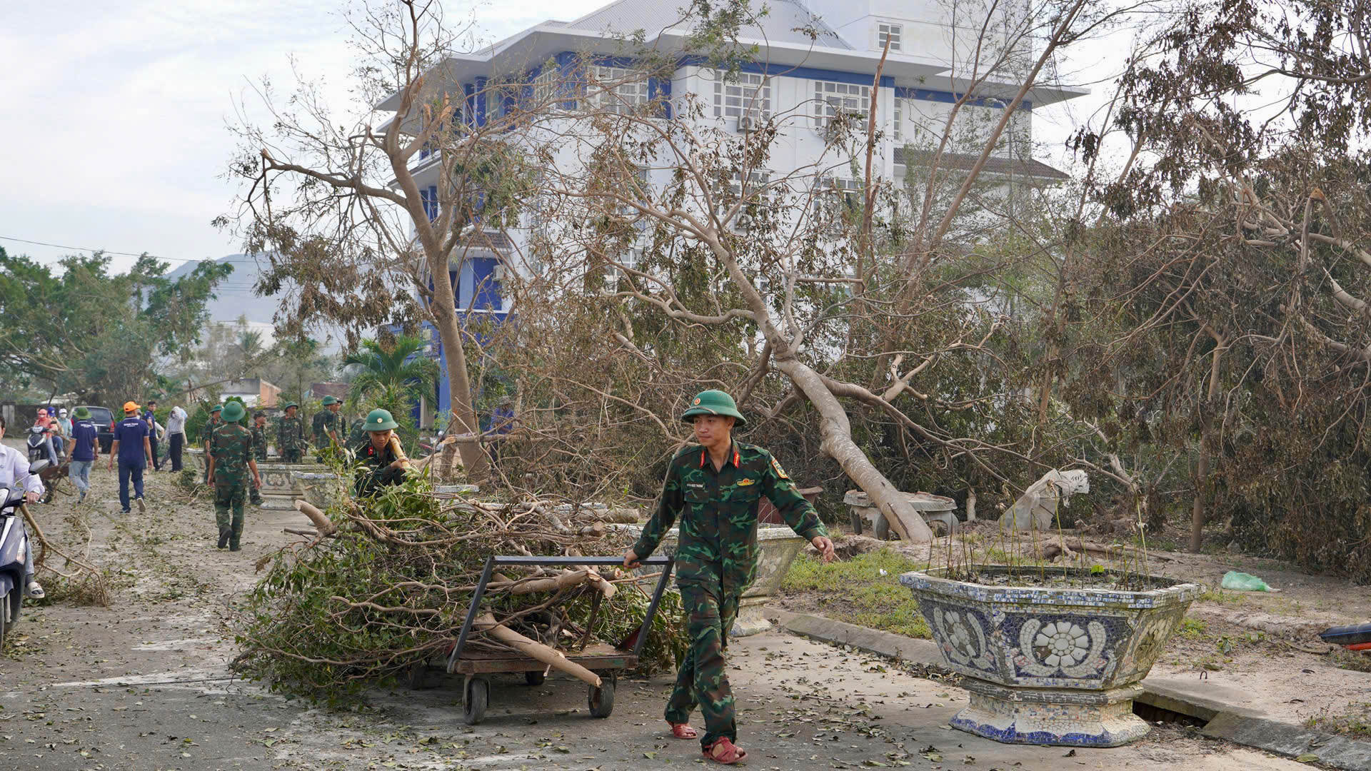 Nghĩa tình quân – dân: Trung đoàn 739 sát cánh cùng Trường Đại học Quang Trung vượt qua bão số 13 1 20604071806975558236
