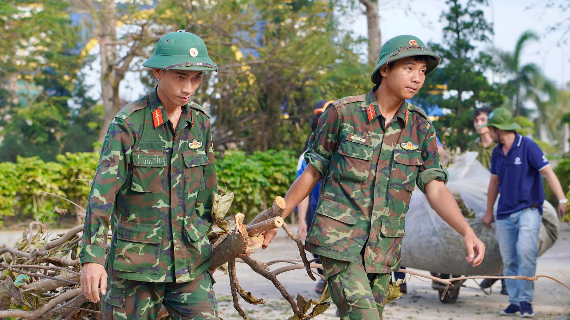 Nghĩa tình quân – dân: Trung đoàn 739 sát cánh cùng Trường Đại học Quang Trung vượt qua bão số 13 6 363910012096260527512