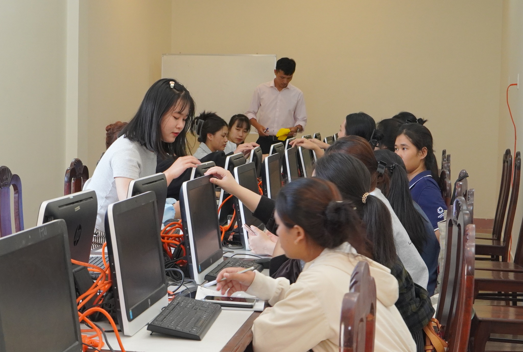 Trường Đại học Quang Trung ổn định hoạt động giảng dạy sau bão số 13 2 582299677 1242101904606186 4581499597761058429 N