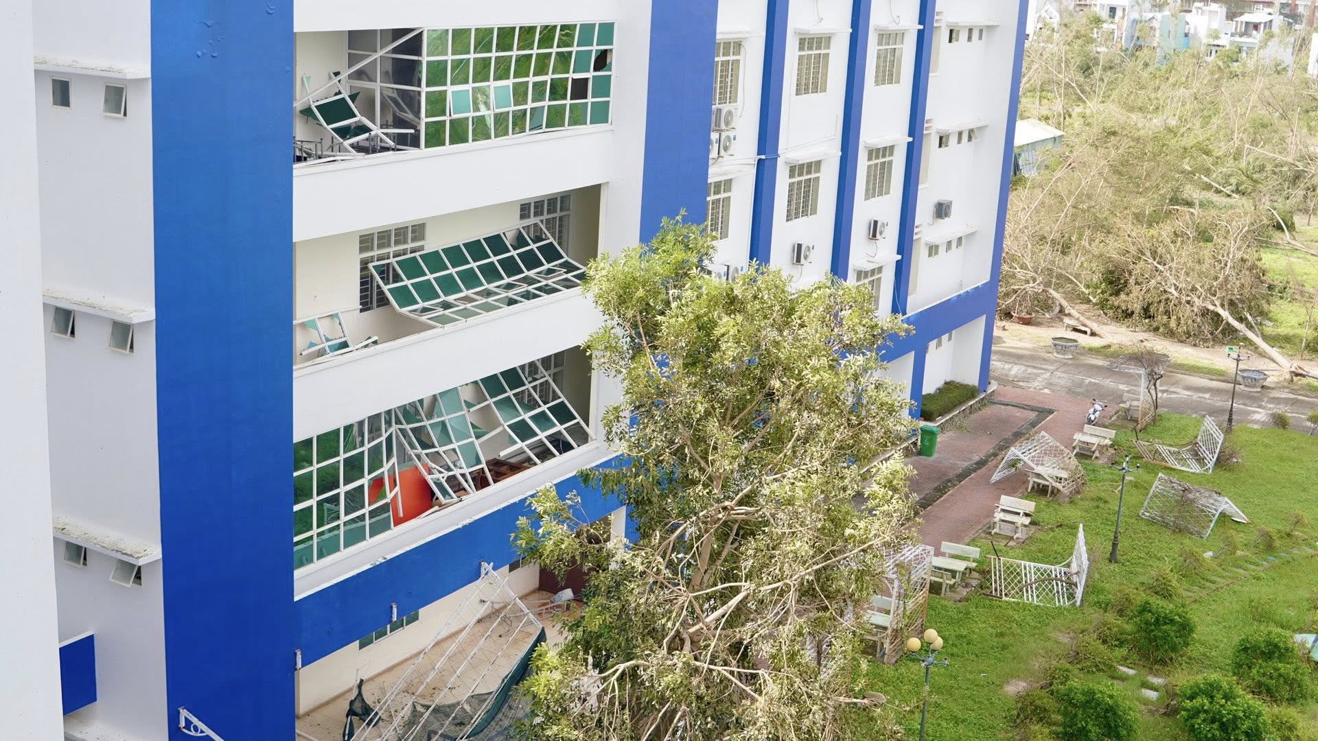 QTU – Chung tay vượt qua sau bão số 13 1 Hinh Truong Sau Bao So 13