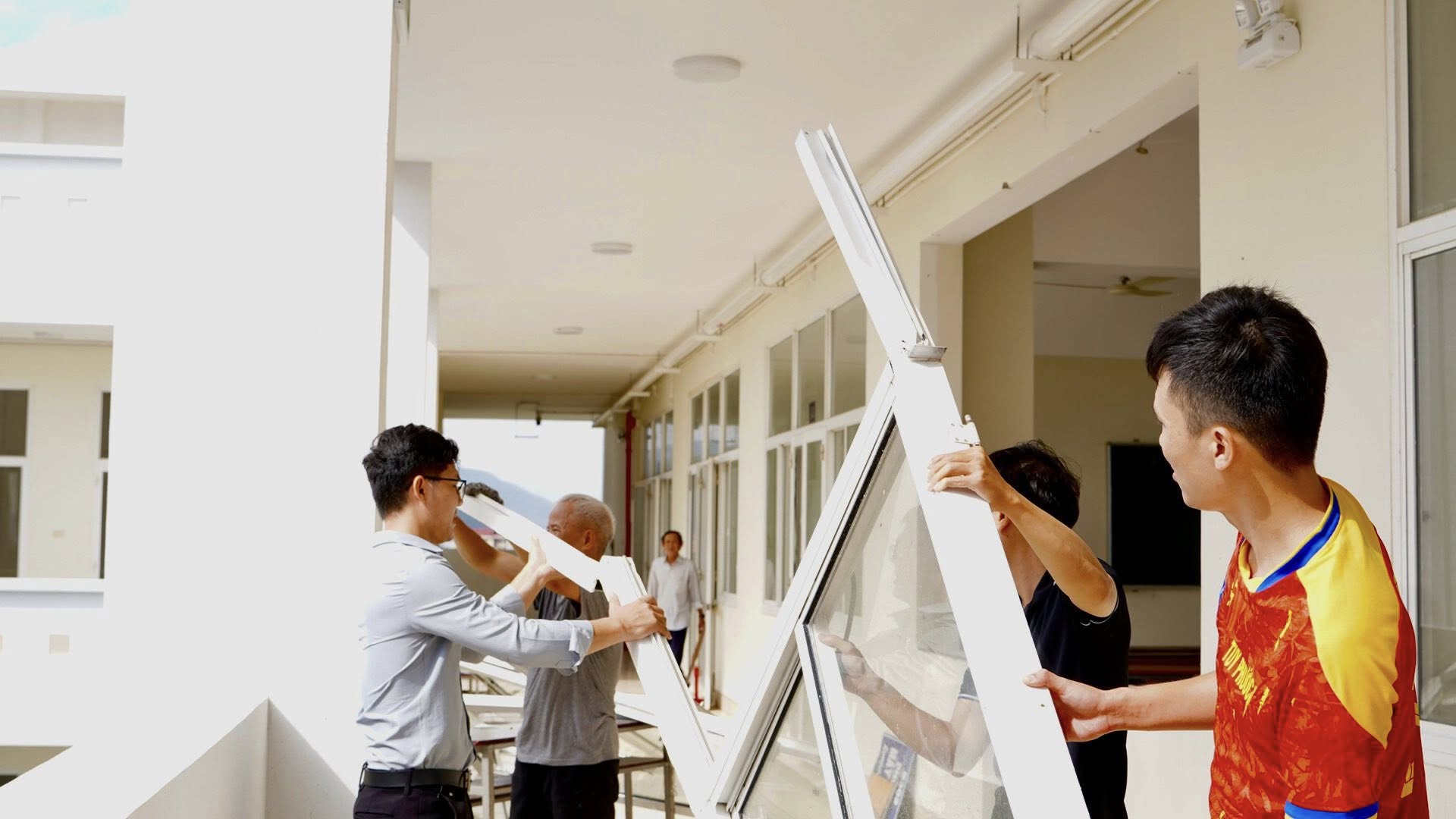 QTU – Chung tay vượt qua sau bão số 13 2 Can Bo Giang Vien Don Dep Sau Bao