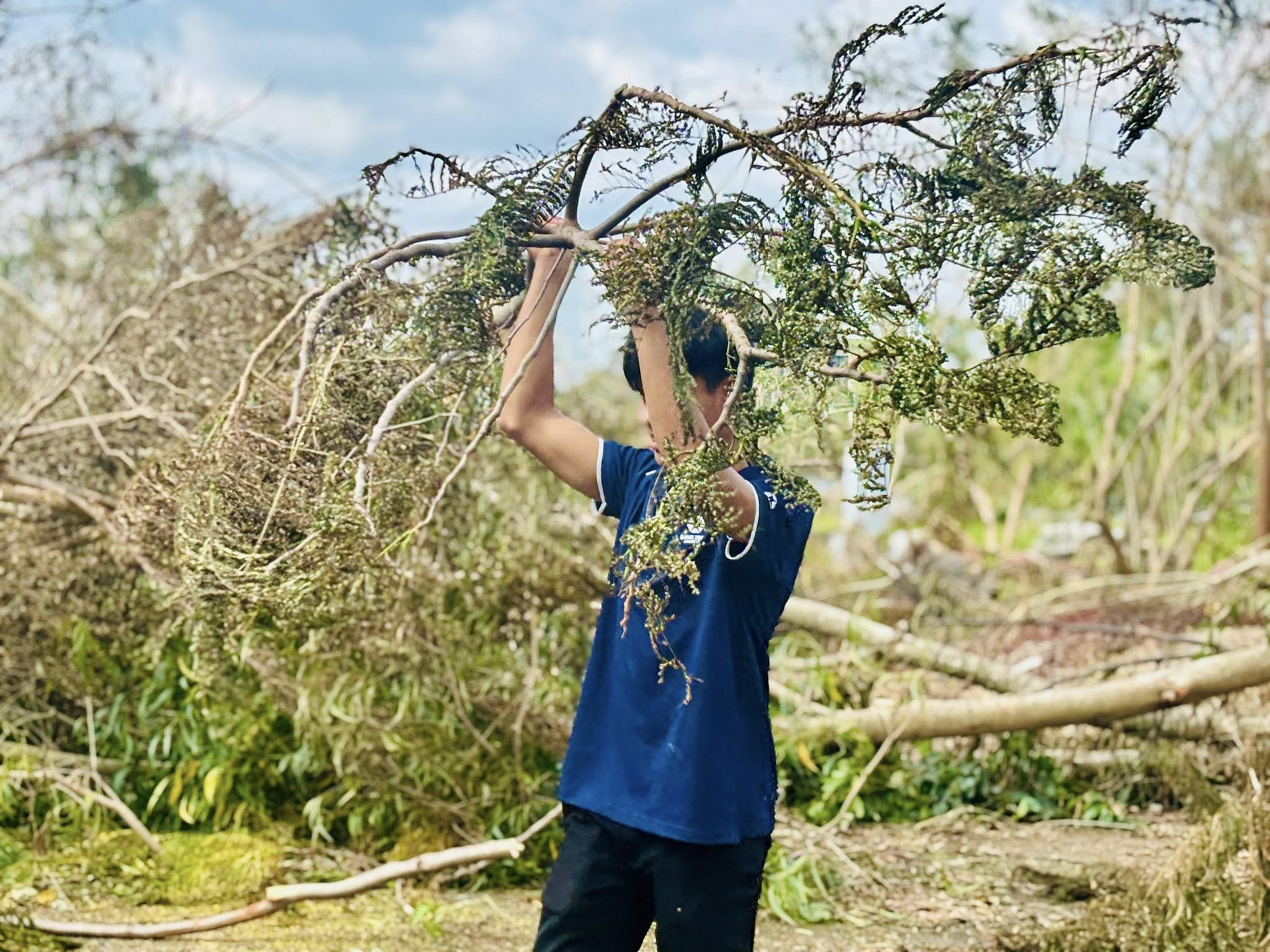 QTU – Chung tay vượt qua sau bão số 13 3 Sinh Vien Chung Tay Don Dep Sau Bao